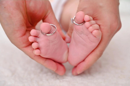 石狮宝宝睡觉头上都是汗